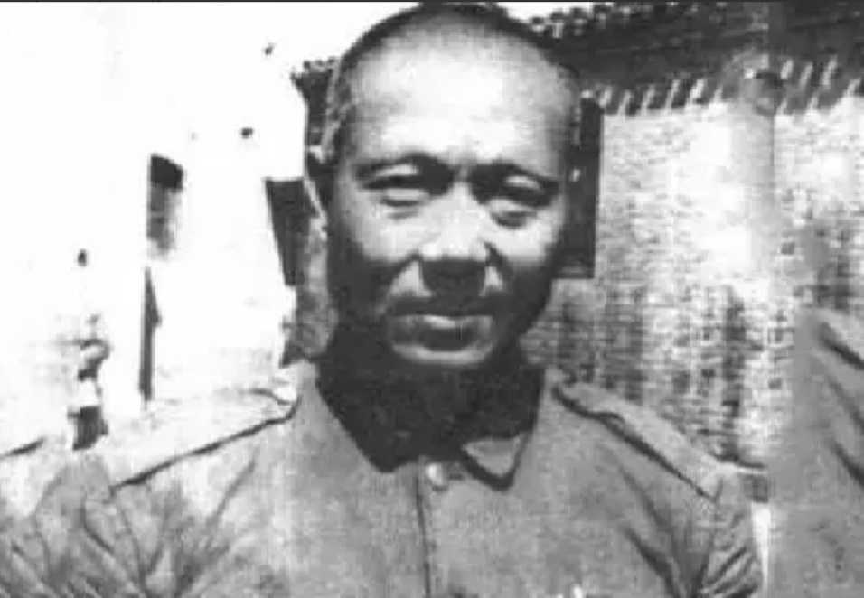 陈长捷出狱后，傅作义在北京西单请他吃饭，陈长捷却姗姗来迟，看到傅，马上阴着脸说：