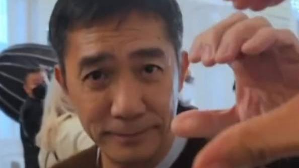 梁朝伟刘德华怼脸拍摄真实颜值曝光，梁朝伟沧桑，刘德华年轻帅气