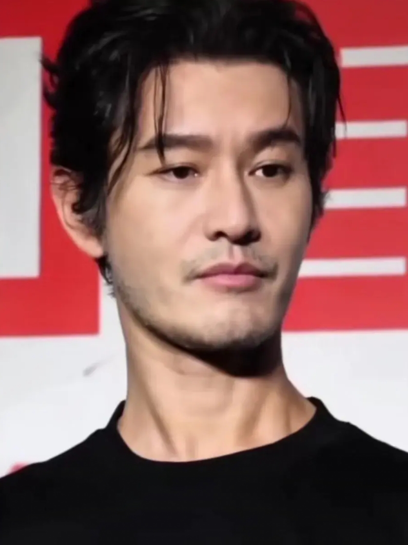 黄晓明自从公开和叶珂的恋情之后，就沒有那件事顺心过了，投资上亿的电影也被迫下架了