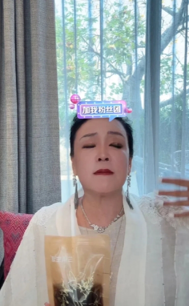 刷到张兰直播，直播间人数都达到10万加了，很多人在下面说些难听的话，说啥都有啊，