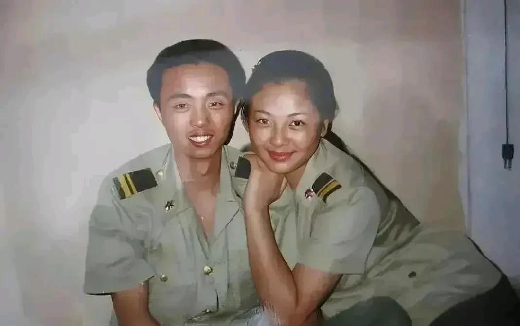 这是1993年，女孩与战友在部队的合影。
当年青涩的她，如今已是家喻户晓的大明
