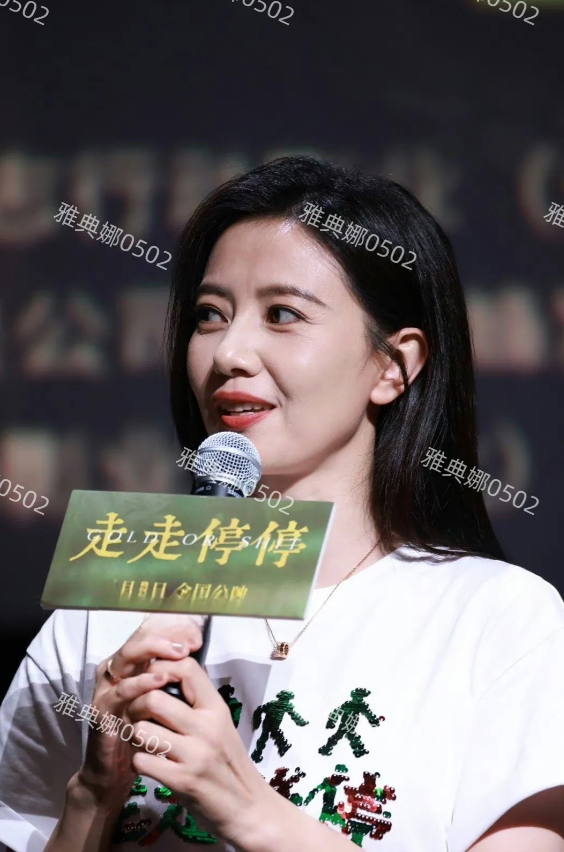 高圆圆高清生图，脸上没有医美痕迹特别自然，每一条皱纹都是美的，45岁这个状态真的