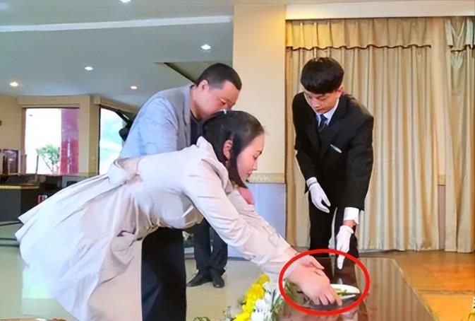 根本死不起！2023年，北京一女子去世后，丈夫将妻子的遗体安置在殡仪馆，三天后，