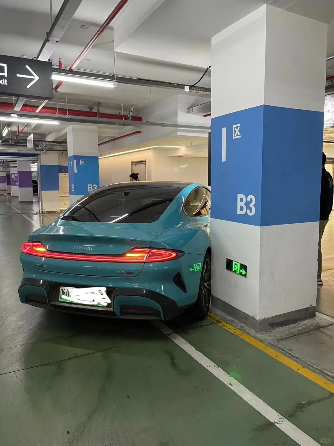 小米车帅么
刚在银泰商场一楼看了小米的车，好帅好帅
一到停车场看到小米的车，wo