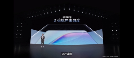 vivo Y200抗摔抗水性能：采用了磐石架构+金刚盾玻璃，通过了1米连续跌落翻