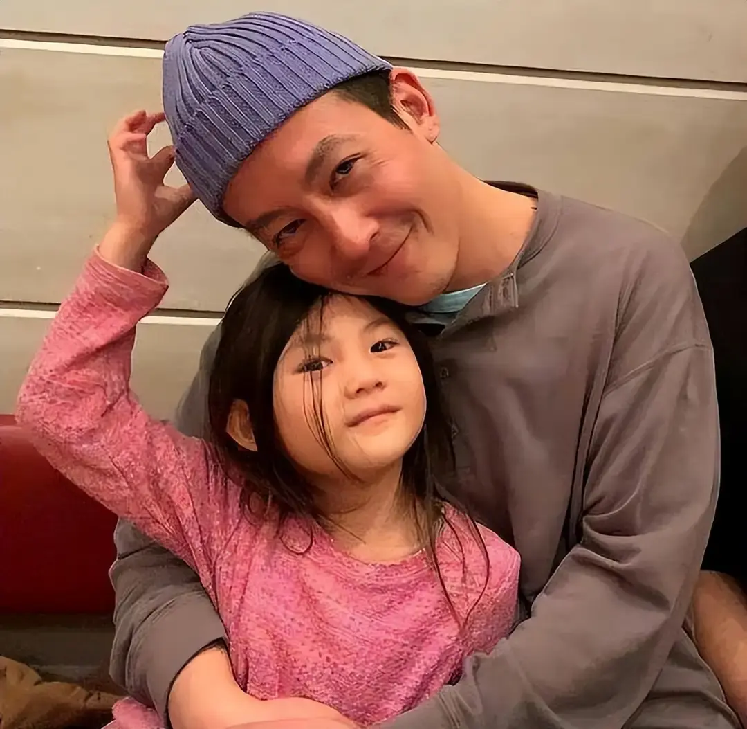 冠希女儿的学校被烧，他呼吁网友给他捐款