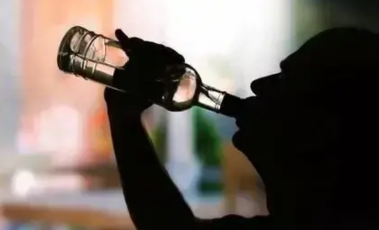 甘肃张掖，男子在半夜11点结束酒局回家，因醉酒躺在马路上睡着了。不料，因路上照明