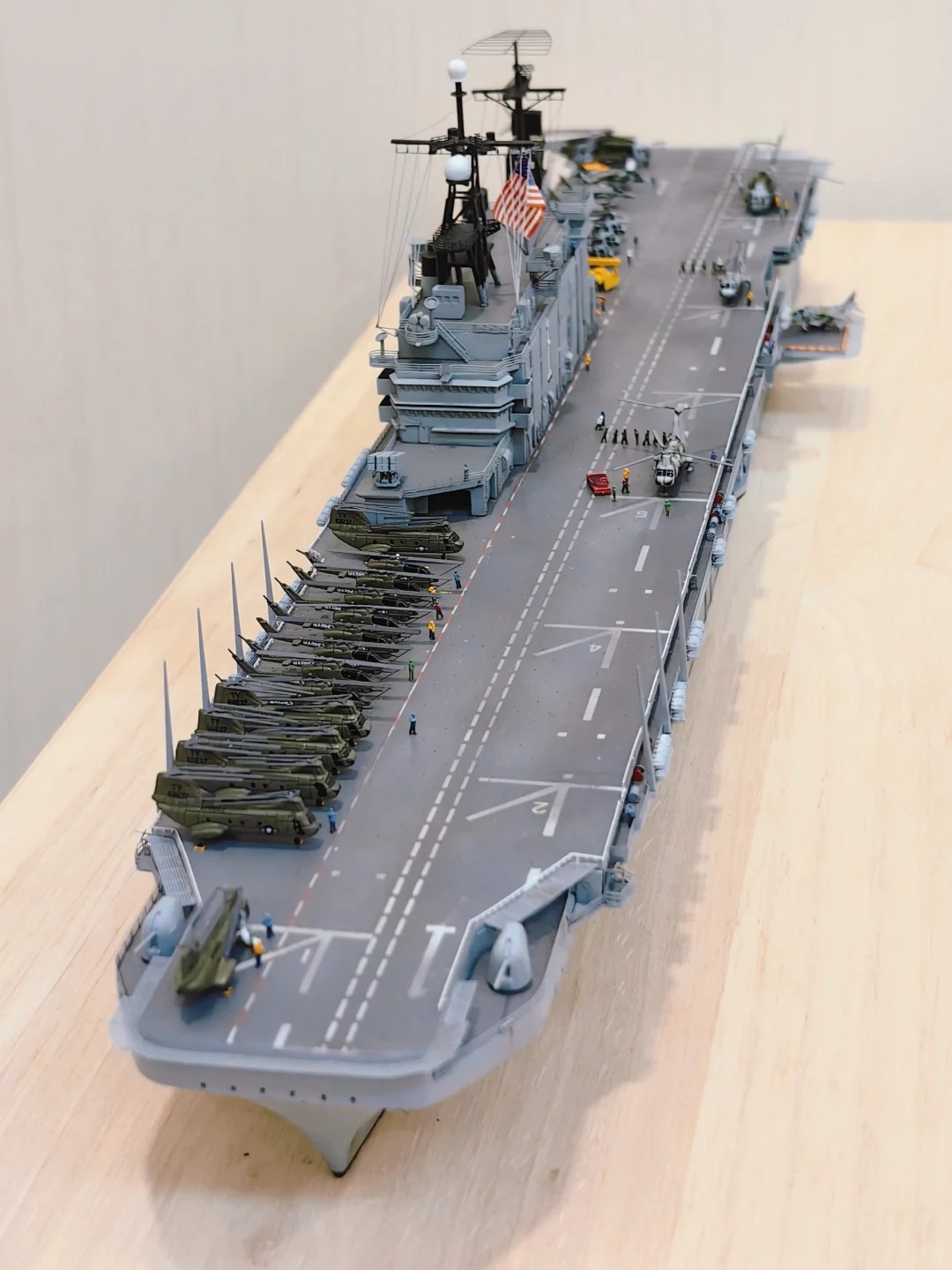 军舰模型收藏展示
1/700的“塔拉瓦”号两栖攻击舰，热闹繁忙的甲板出击场面，马