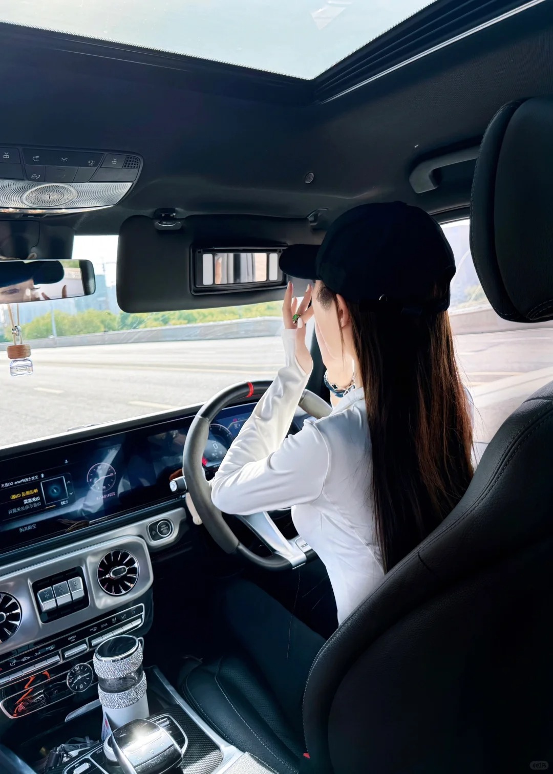 去不去兜风~
#手握方向盘的女孩 #爱车 #说走就走 外面的世界再精彩  都不如
