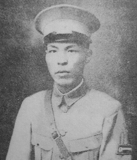1927年9月，下野的蒋介石得知在浙东组建的十个团被解散，大骂团长关麟征等人说：