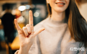 我伪装九年聋哑人，女友却信以为真，当着我面出轨霸凌过她的人。无所谓，毕竟我是假聋哑，她倒是真瞎。