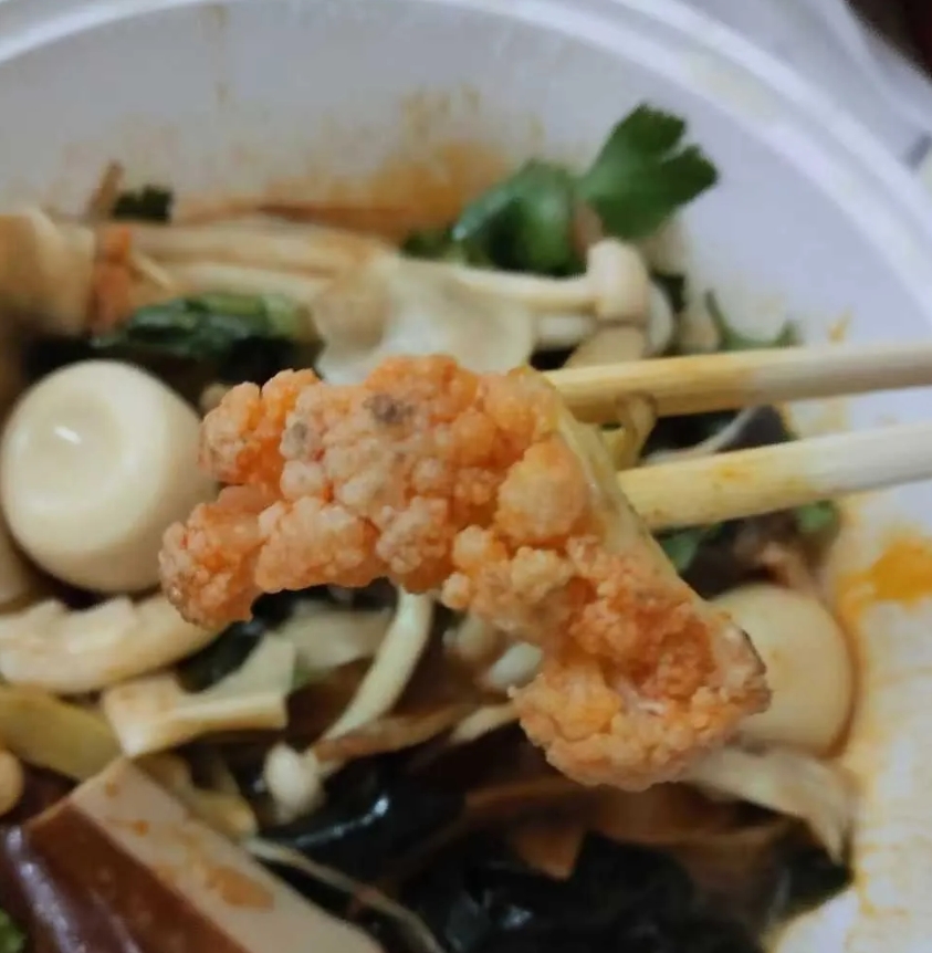 昨天我点了份麻辣烫外卖，结果发现菜花是黑的，就拍照发给商家。我跟她说要全退，她却