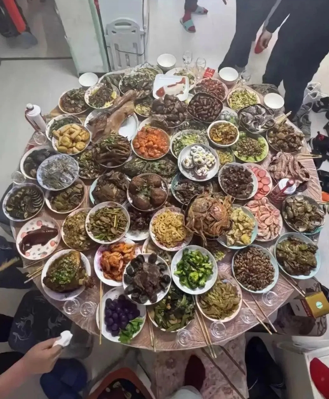 舅舅家日子过得不算宽裕，可从来不小气。每年过年，都变着法儿准备一桌子好菜，那是一