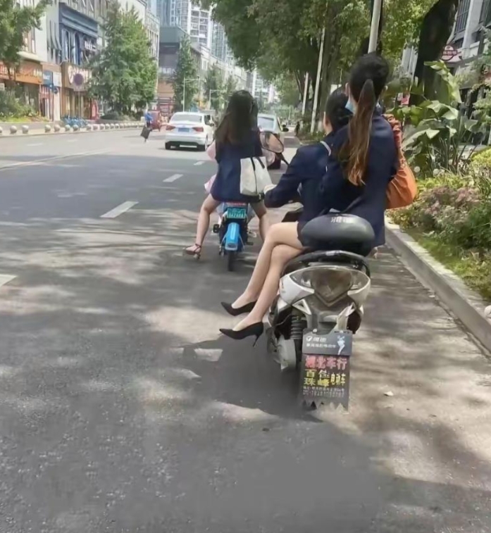 在电瓶车上，也这么优雅！！哈哈哈哈 [大笑][大笑][大笑][大笑][大笑]