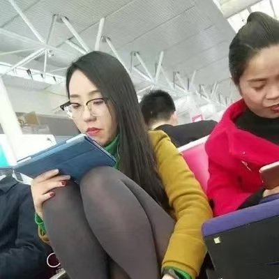 我看到了不该看到的东西，我要不要提示一下她呢哈哈哈哈