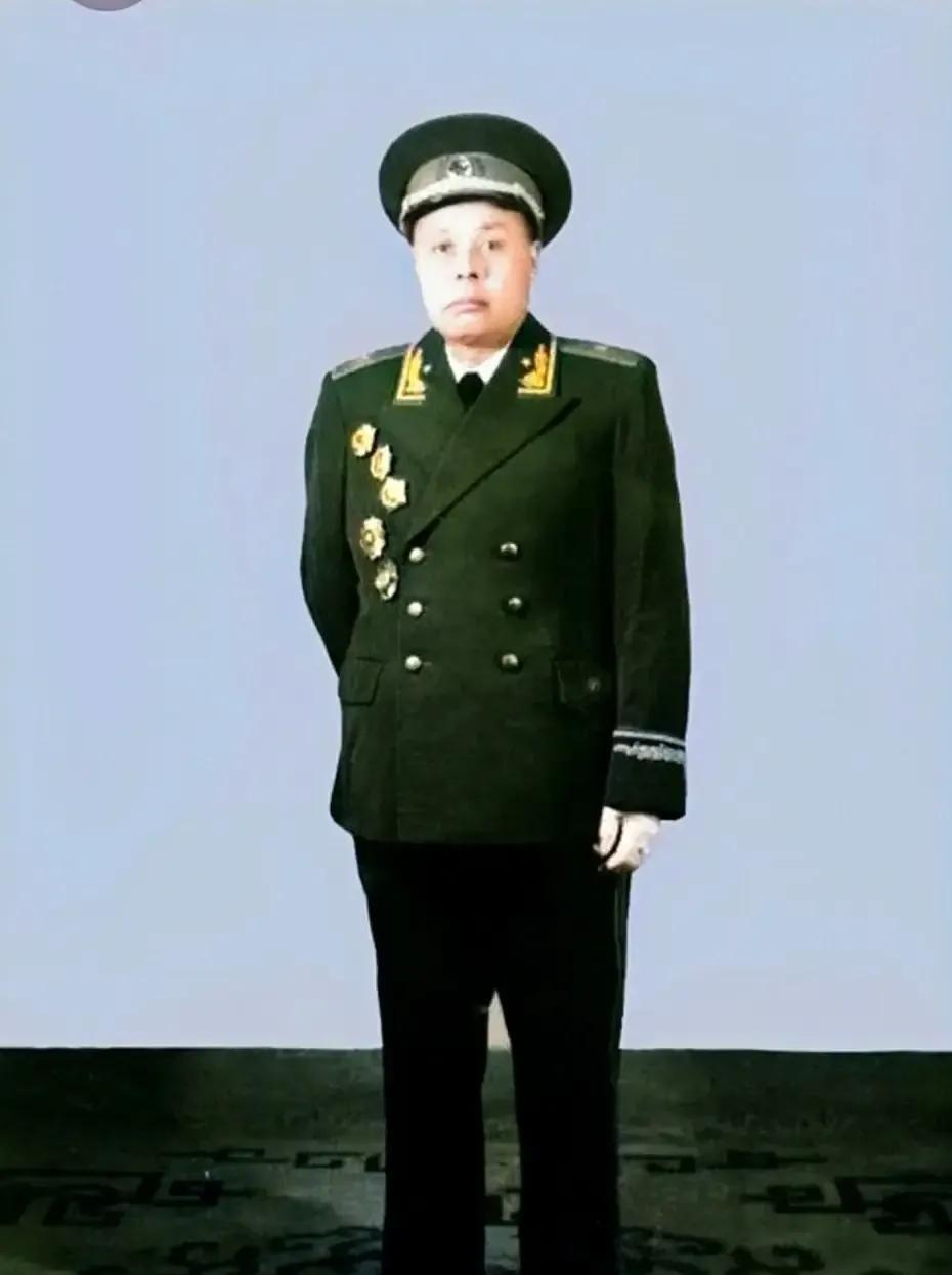 老照片分享
这是拍摄于一九五五年十月的一张老照片，镜头中身穿崭新藏青色将军军礼