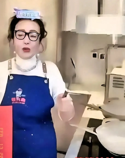张兰还有多少惊喜是我们不知道的。

没想到她一个大老板天天忙的脚不沾地的还会做饭