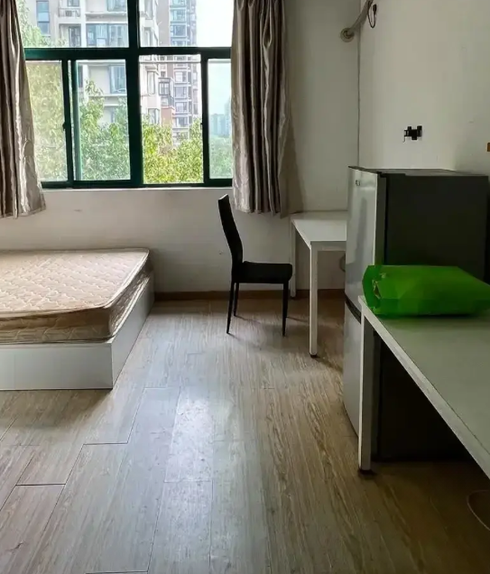 初中时，我有个同学，总挨欺负，为了让人怕他，在自己胳膊上烫疤。

但最终，该不怕