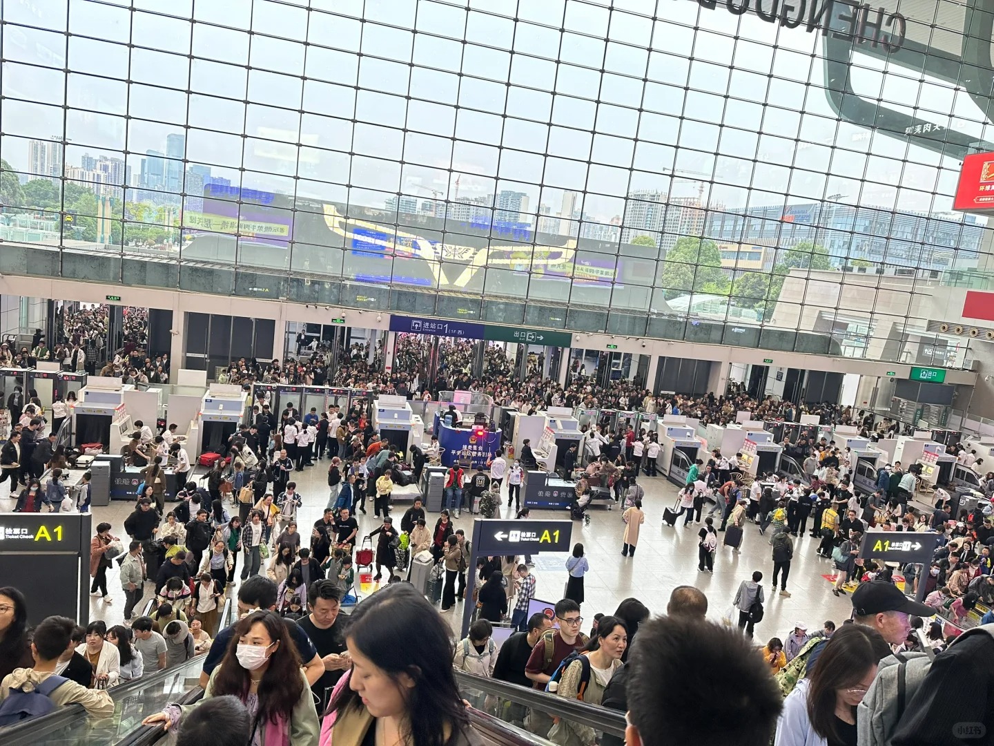 怎么不去四川但又能认识四川朋友呢？
评论区口嗨吗？