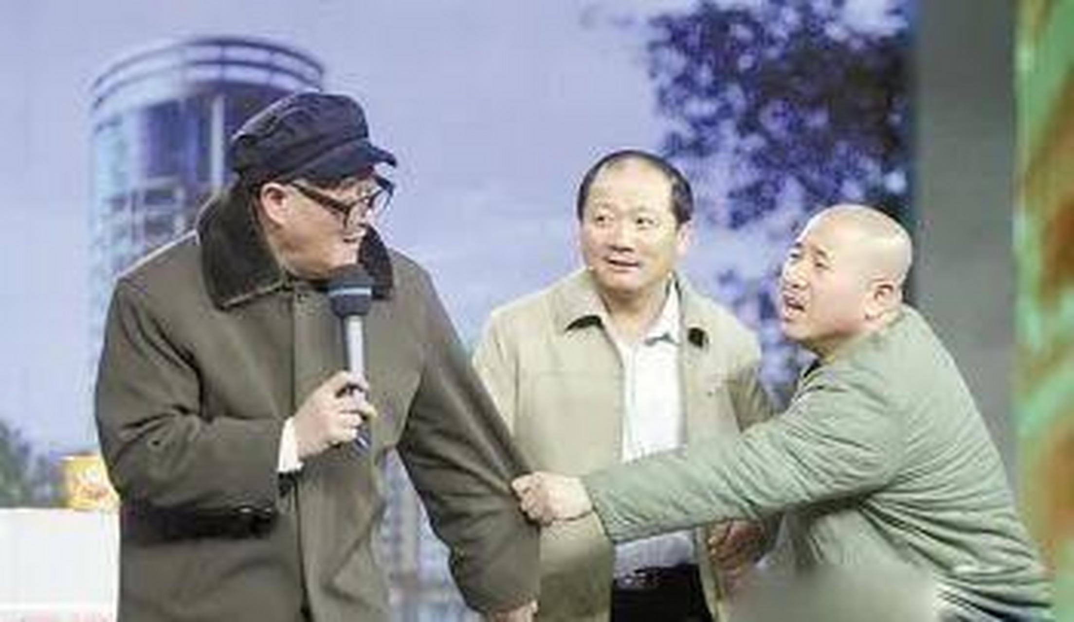 有一次，赵本山考验唐鉴军：“我带了很多徒弟上春晚，你作为大师兄，我偏偏不带你，你