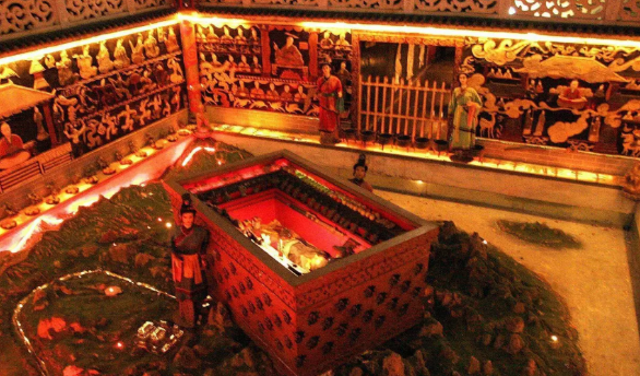 秦始皇陵这么惹眼的封土堆，几千年来真的没有被盗墓贼盗过吗？实际上，没有被盗的可能