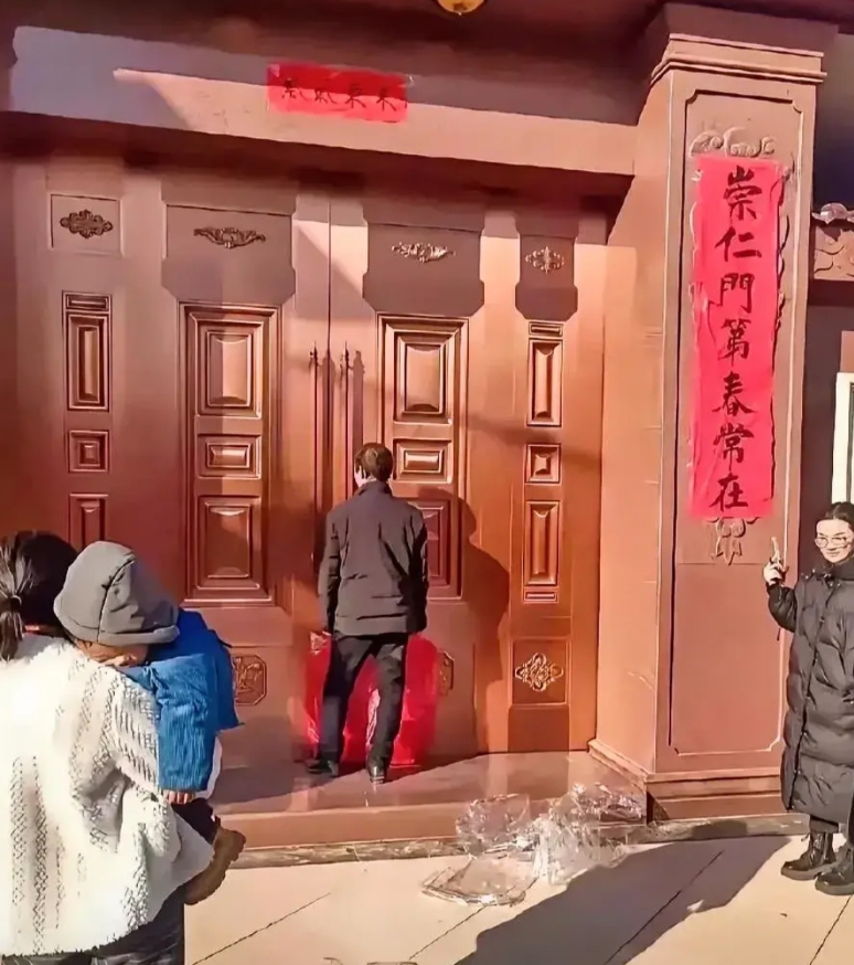 今天刷到了去刘强东门口讨钱的人，真的太气愤了。

以下这个人抱着中国结来大强子家