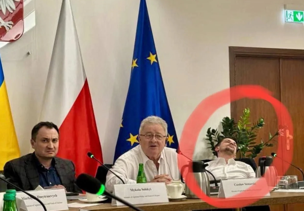 波兰农业和农村发展部副部长在与乌克兰农业部谈判时直接瘫倒

波兰、乌克兰两国就乌