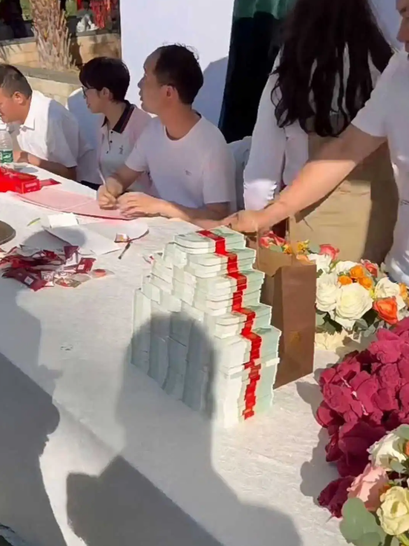 听说是新郎前女友送的，大手笔啊！