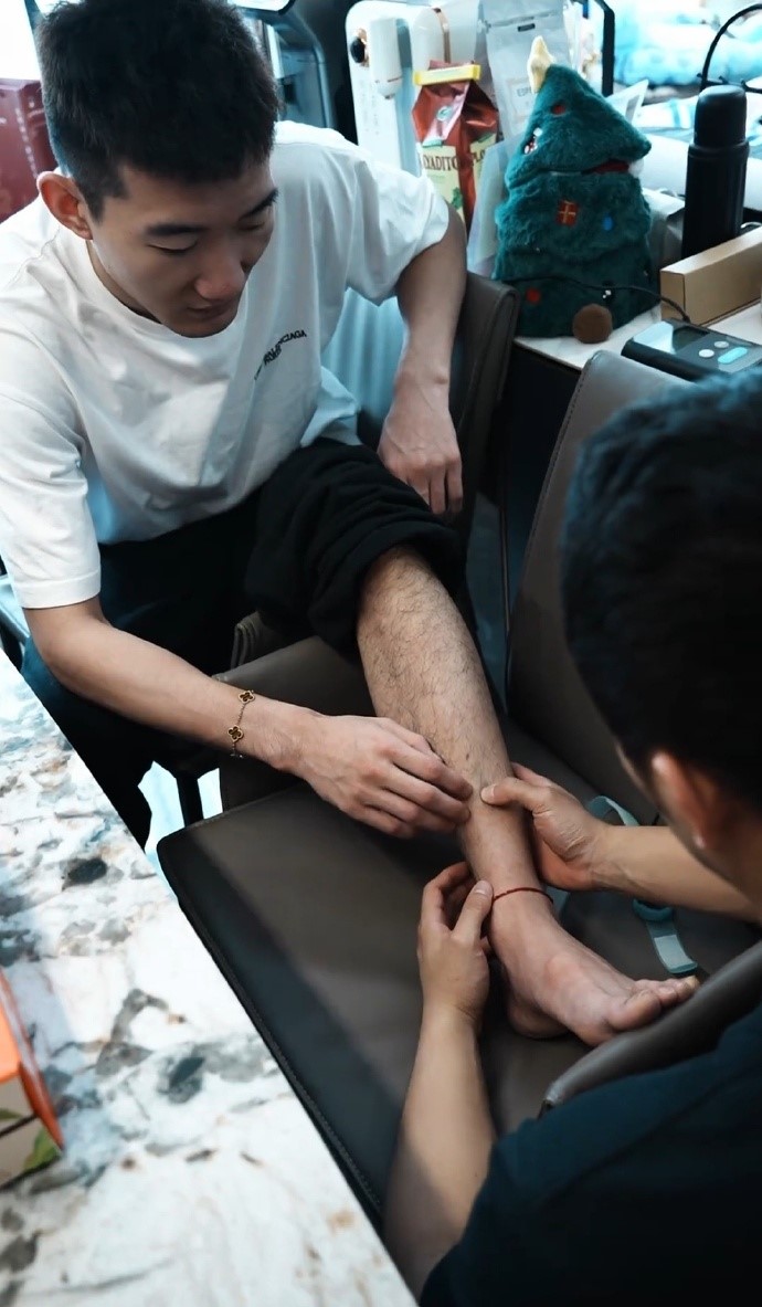 孙铭徽，这位在篮球场上英勇拼搏的战士，近日在自己的社交媒体上透露了自己的伤情。据