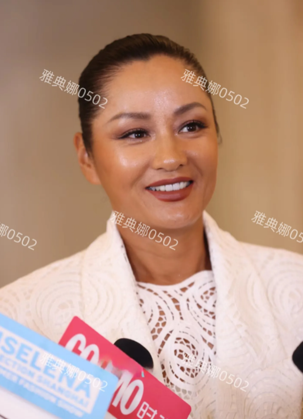 瞿颖为什么故意把自己涂得这么黑，手和脚都不是一个颜色，53岁的她皮肤本来就不好，