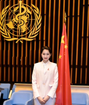 关晓彤曾在联合国某会议上全程英语发言，20岁就能那么优秀！
她学习好，演技好，性