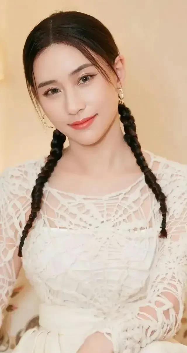 刘嘉玲问何超莲：“你是赌王的女儿，你喜欢赌博吗？”何超莲摇了摇头，坚决地说：“不喜欢，我从未赌过。