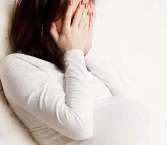 甘肃一男子，在妻子怀孕期间，竟然假装单身在外找情人。妻子姚女士无意间翻看丈夫薛先