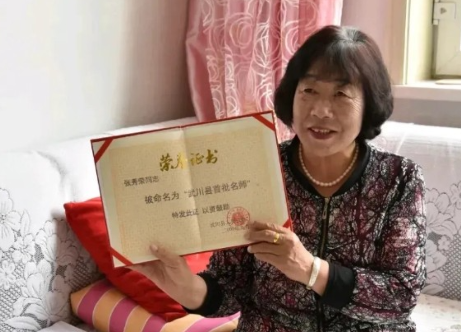 1987年，内蒙古一男生考上大学，兴奋地去向女老师报喜，女老师欣喜之余，从兜里掏出20元塞给他