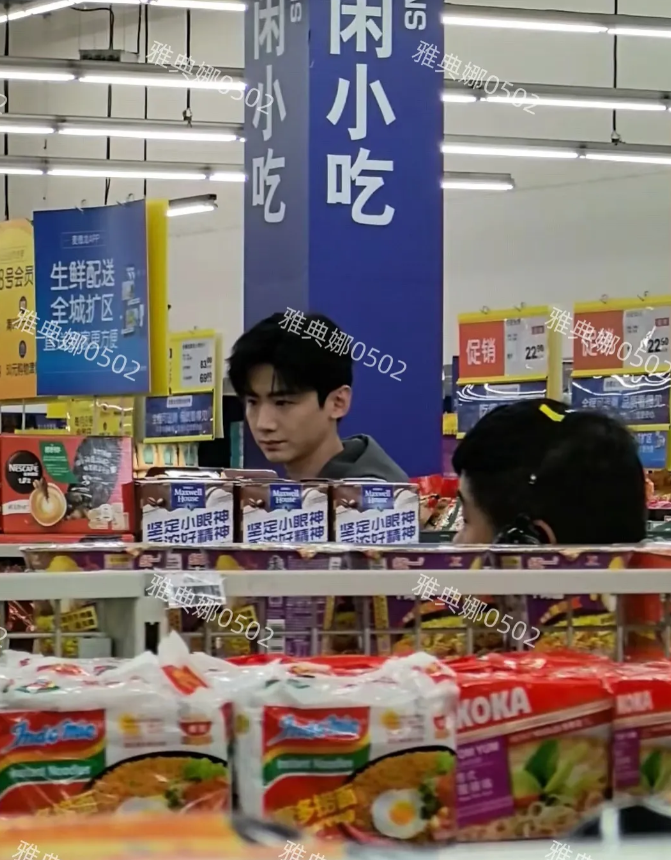 重庆麦德龙超市偶遇白敬亭章若楠拍戏！
白敬亭本人比电视上帅，又瘦又高又白脸又小，