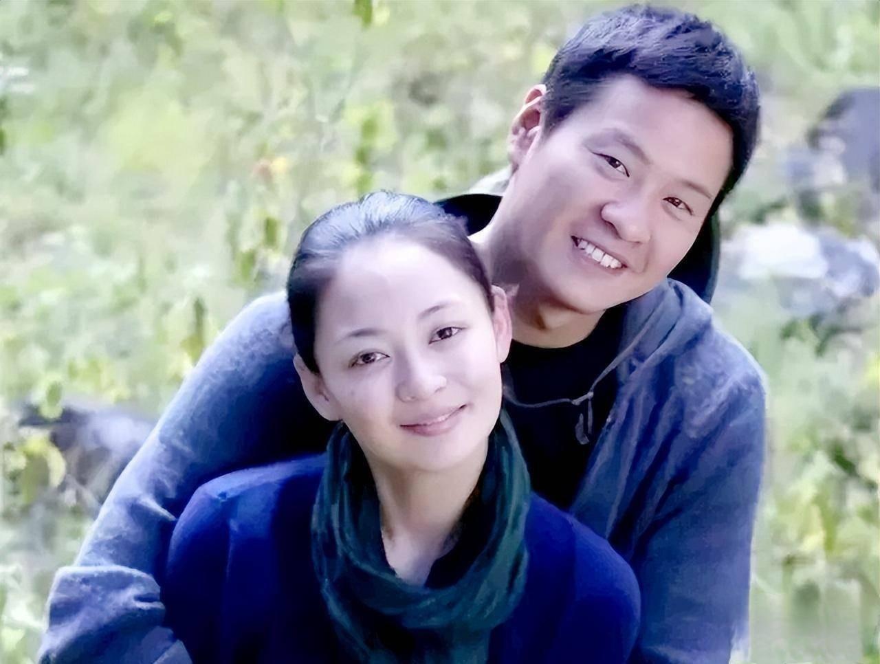 当年，连奕名在拍电视剧时遭遇火灾，妻子陈实不顾一切冲进火场，将呛得半死的连奕名拉