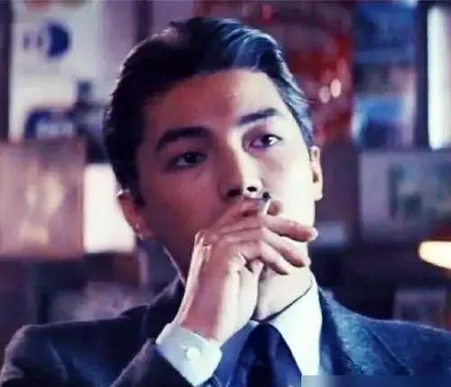 龙生龙，凤生凤，老鼠儿子会打洞！这话真不假！

尊龙，小时候被亲生父母扔在大街上