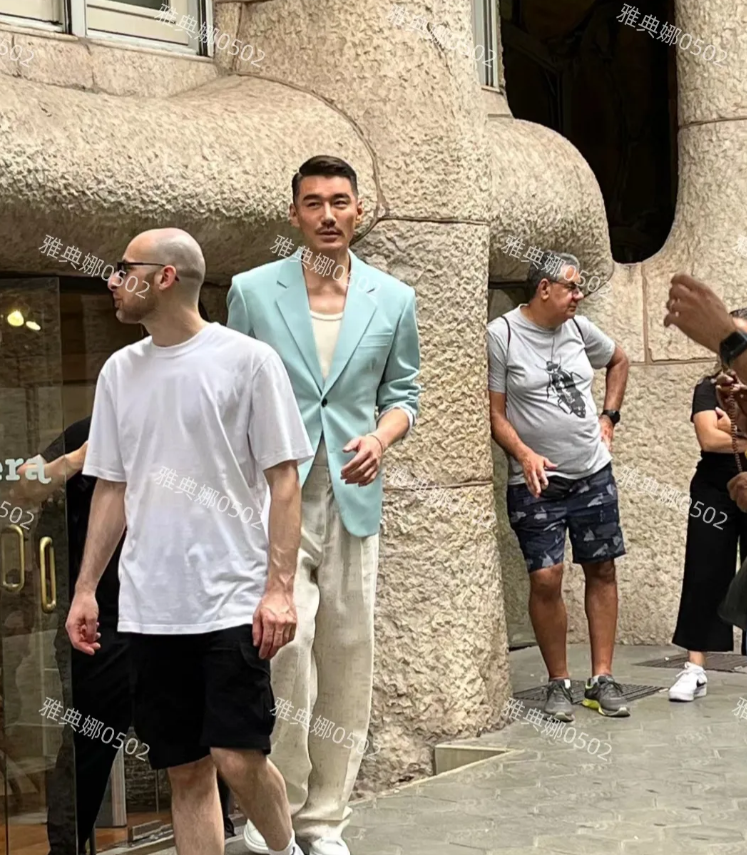 巴塞罗那街头偶遇胡兵，他不愧是超模身高太突出比例太优越了，站在人群中特别显眼，随