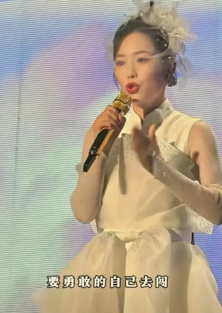 云朵九大简介家庭情况
 
1. 云朵生于羌族农家。

2. 家境困难，兄弟姐妹多