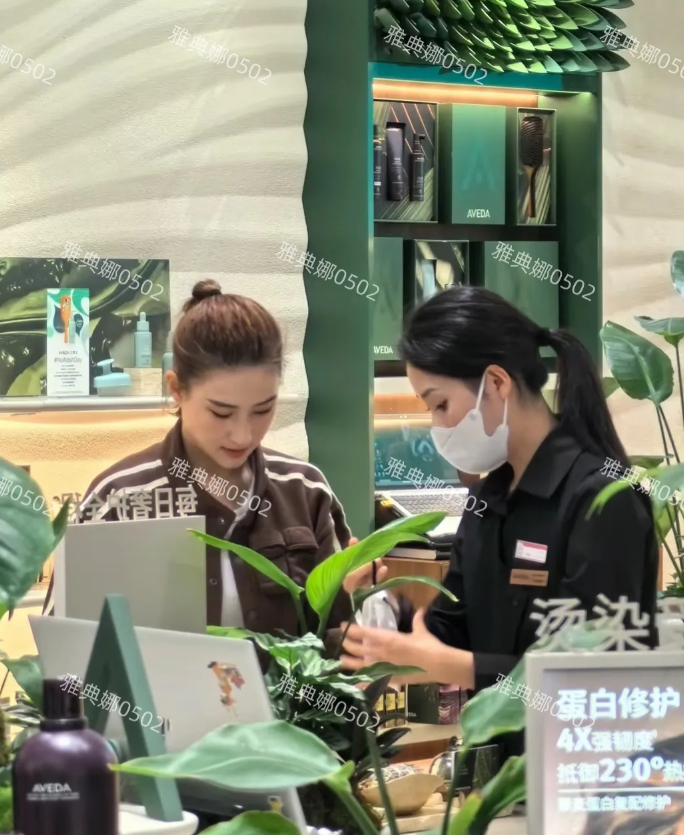 商场偶遇何超莲，她不愧是赌王最美千金，长得确实很漂亮，脸小五官立体精致混血感强是