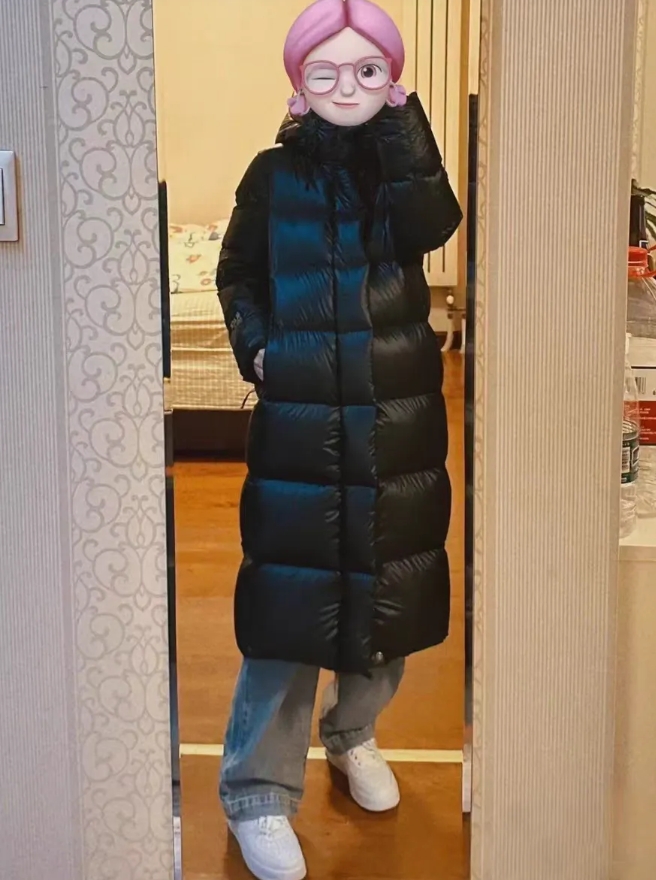 去参加婚宴，竟然跟4个人撞衫，其中一个还是男的。
直播间买的羽绒服，穿着挺好看，