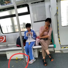 深圳地铁车厢上，一对乘车的母女引起了人们的热议。 照片中，母亲几乎全程都在看手机