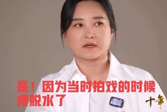 主持人问贾玲：“你是不是又胖了点？”贾玲：“是！因为拍戏的时候，最瘦115斤，