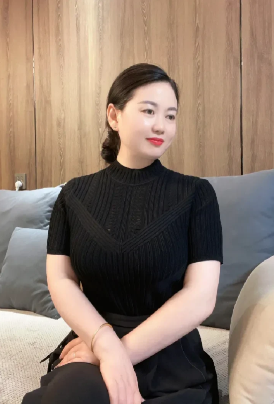 我出上联:岁月沉淀，精雕细琢一脸旺夫相！
您如何应对下联: