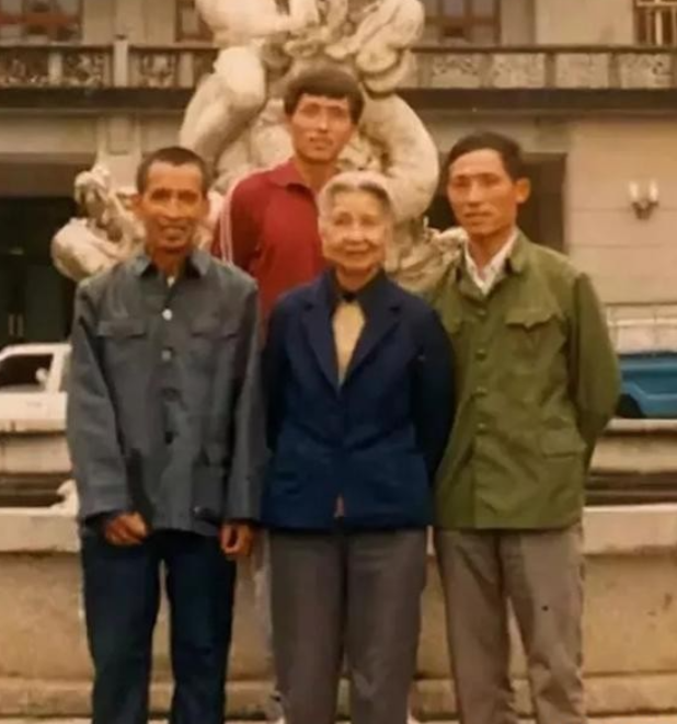 1952年，中央派人到江西，找到24岁靠乞讨长大的石来发，告知他，其母亲是首长曾