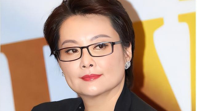 樊振东跨界时装周，张子枫解散后援会，袁立“偷狗”风波：娱乐圈那些离谱真新闻