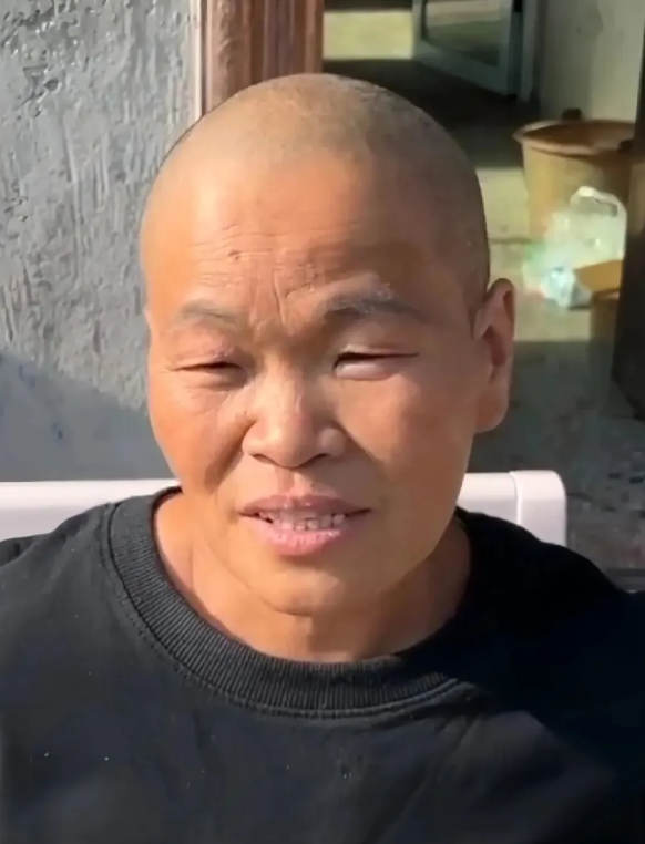 为无辜死去的弟弟追凶26年，豁出半生的姐姐在开庭前剃光了头发，这个视频，看哭了全