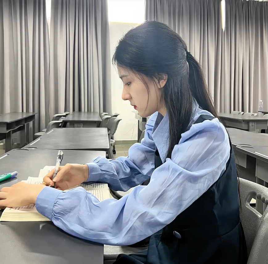 这大学我真的快待不下去了。爸妈每个月就给 1500 生活费，我明明已经很省了…