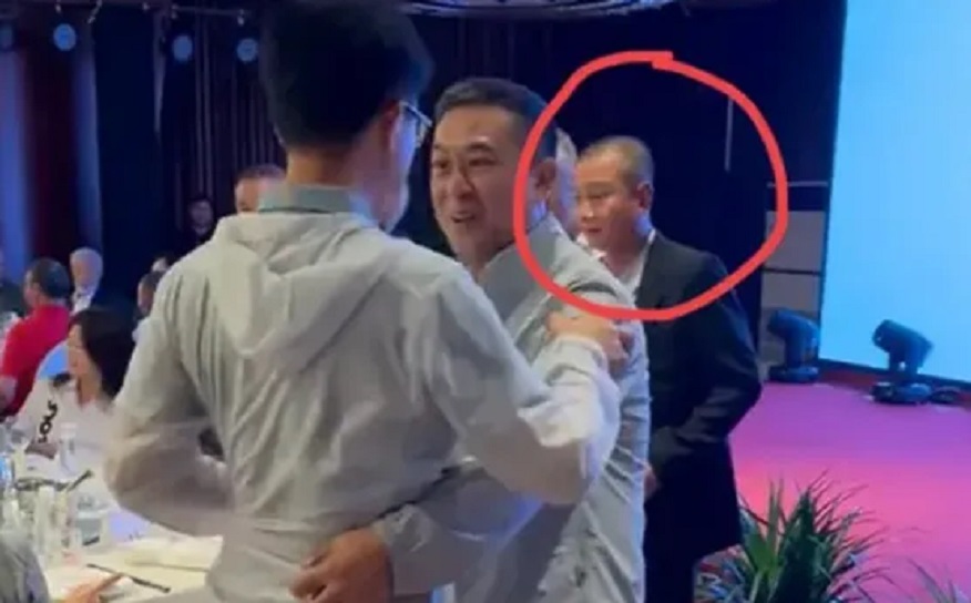 网友晒出张嘉益等明星参加苏州同乡会的视频。许久未露面的张嘉益状态不错，刘奕君见到
