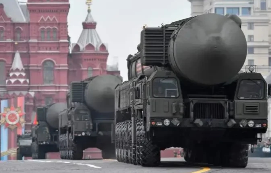 俄罗斯这波操作，那真是霸气十足！三枚洲际导弹齐发，“陆海空”三种类型发射基地全上